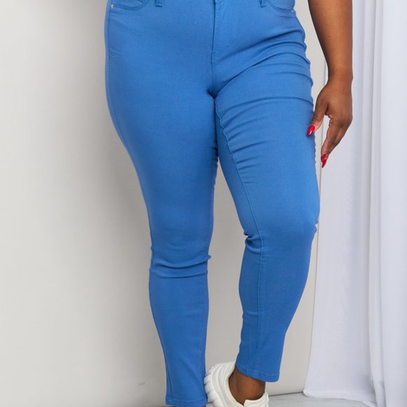 YMI Jeanswear Kate Hyper-Stretch Full Size Mid-Rise Skinny Jeans in Electric Blu - Picture 6 of 9
